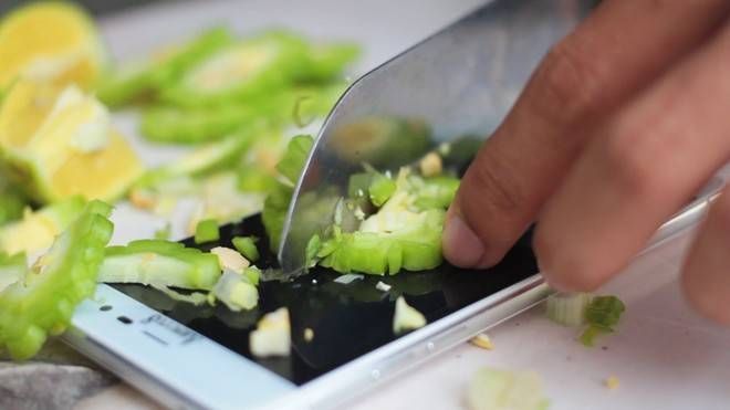 Arbutus AR5: Smartphone thời trang, độ bền cao