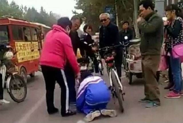 Cậu học sinh bị tát và bắt quỳ gối vì đâm xe đạp