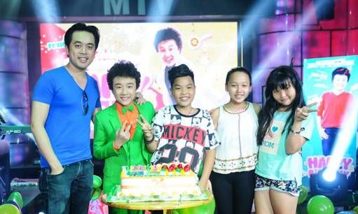 Dương Khắc Linh cùng Tiến Quang dự sinh nhật 'doraemon' Hoàng Anh