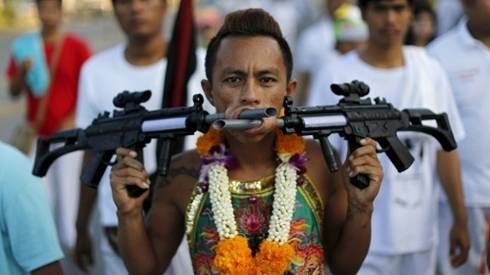 Rùng mình cảnh hành xác trong lễ hội ăn chay ở Thái Lan