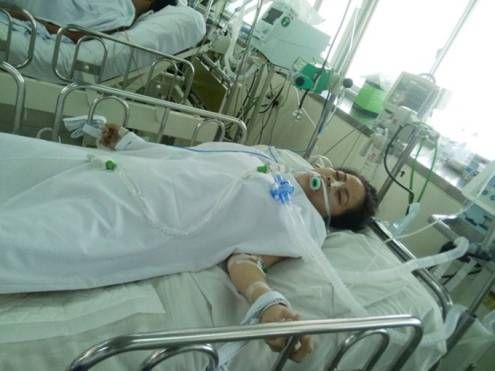 Phá tường giải cứu 4 nữ công nhân trong căn nhà sập