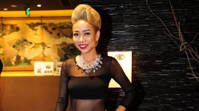 Thảo Trang gây phản cảm khi 'thả rông' đi sự kiện