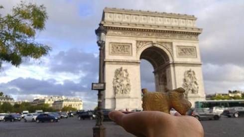 Nhiếp ảnh gia Việt đi khắp thế giới cùng chú cún gỗ