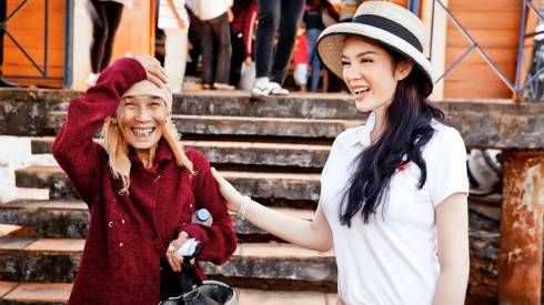 Lý Nhã Kỳ lặn lội lên Tây Nguyên trao nhà tình thương