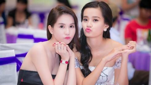 Ngọc Trinh khoe vai trần gợi cảm, rạng rỡ bên cạnh Kim Chi