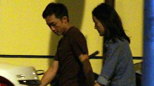 Cường Đô La nắm chặt tay tình mới bước đi trong đêm