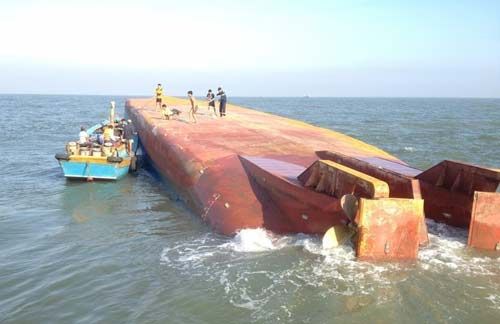 Tàu 2.000 tấn chìm ở TP.HCM, 5 người mất tích