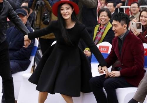 Phạm Băng Băng đi giày cao gót khủng giữa tin mang thai