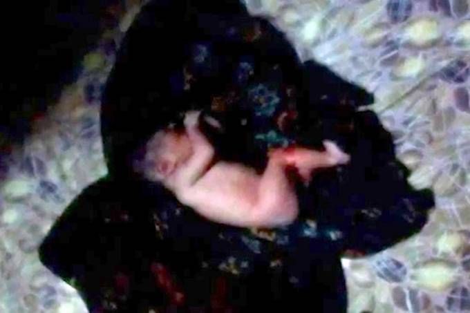 Mẹ nhẫn tâm vứt con sơ sinh trong máy giặt