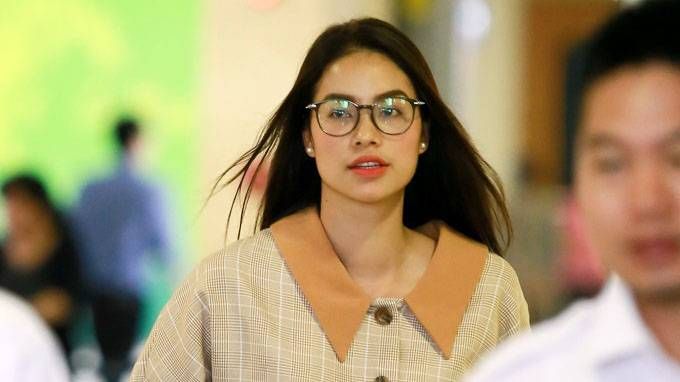 Hoa hậu Phạm Hương khác lạ khi để mặt mặt mộc, đeo kính