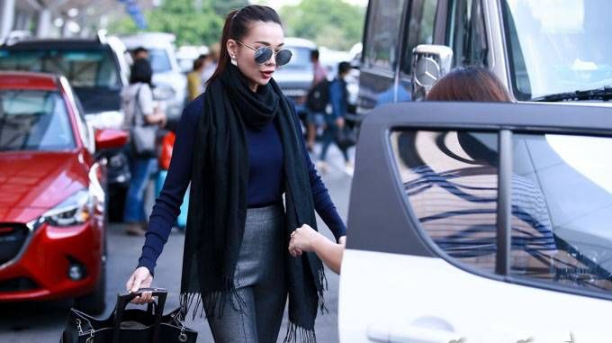 Thanh Hằng diện đồ đông kín mít giữa Sài Gòn nóng như đổ lửa