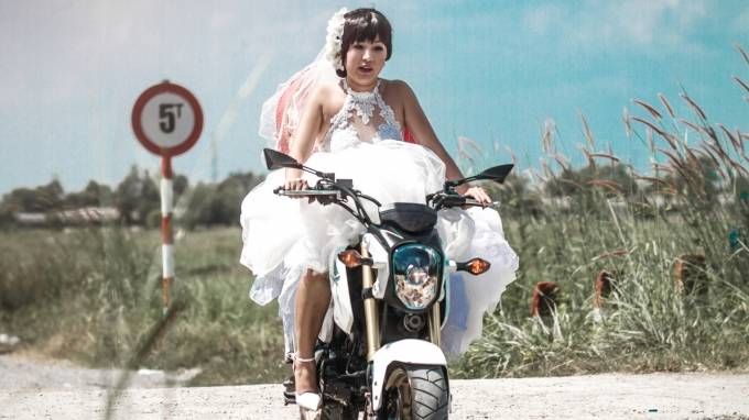 Thúy Nga 'chịu chơi' khi mặc váy cưới lái mô tô khủng