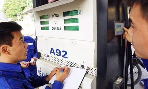 Giá xăng giảm tiếp gần 800 đồng