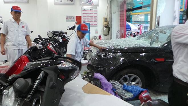 Ô tô 7 chỗ tông liên hoàn, 1 xe máy bốc cháy, 3 người nguy kịch