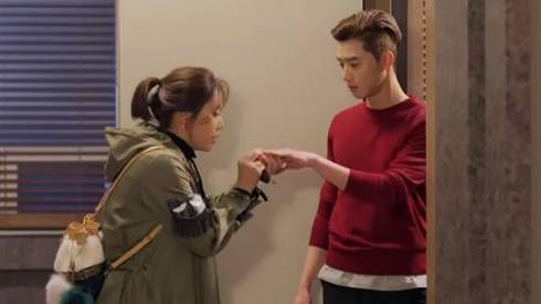 Cặp đôi 'She Was Pretty' tranh nhau cầu hôn