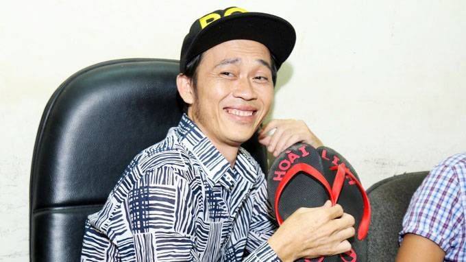 Danh hài Hoài Linh đến liveshow Trường Giang để 'khoe dép'