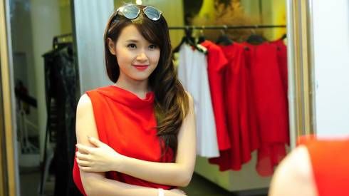 Phan Thành xuất ngoại, Midu tươi tắn trở lại guồng quay showbiz Việt