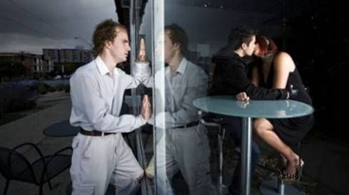 Đặc điểm của những cô nàng dễ ngoại tình