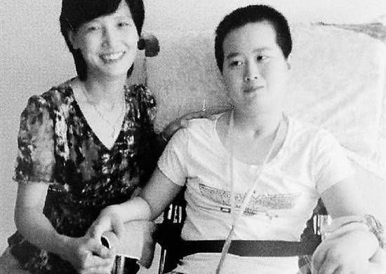 Cảm động mẹ chồng chăm sóc con dâu tương lai suốt 5 năm