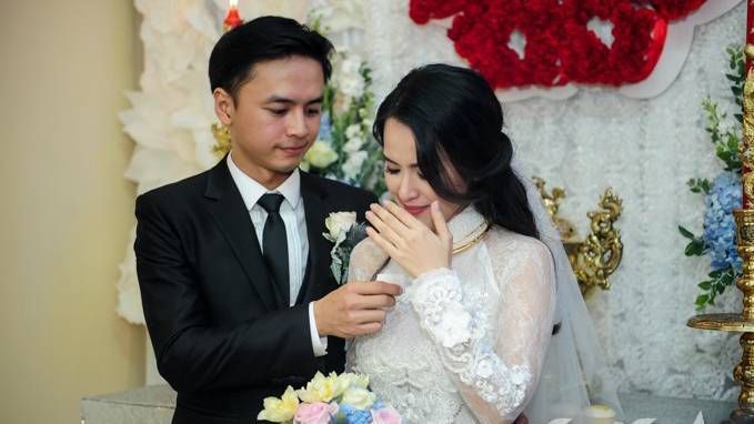 Tú Vi rơi nước mắt vì hạnh phúc trong ngày cưới