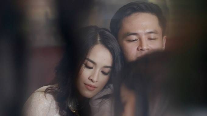 Xúc động hình ảnh Tú Vi ngủ thiếp bên vai chồng sau lễ rước dâu