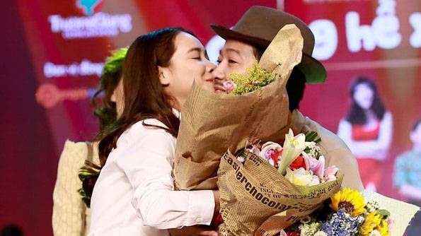 Nhã Phương 'cưỡng hôn' Trường Giang trên sân khấu