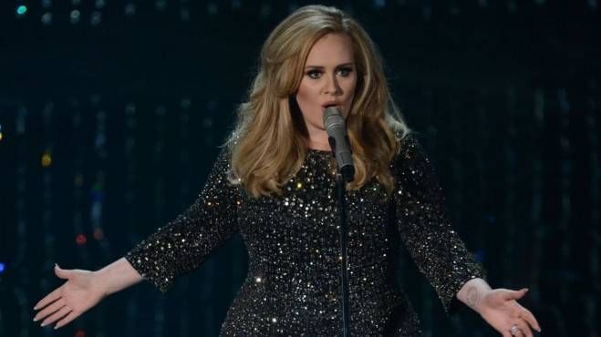 Adele lần đầu tiên biểu diễn 'Hello' trên sân khấu lớn