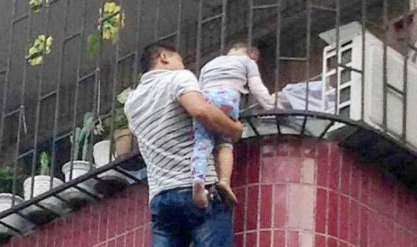 Thót tim cảnh giải cứu em bé bị kẹp đầu ở chung cư tầng 3