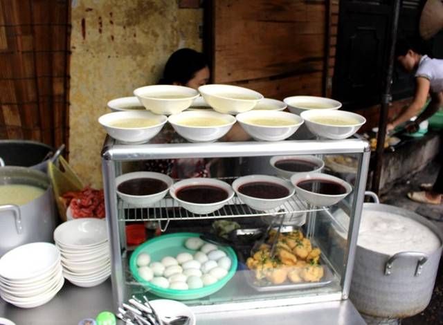 Quán cháo chạy vỉa hè phố cổ bán 500 bát/ngày