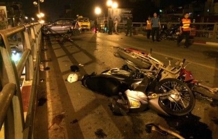 Vợ tài xế taxi nói gì sau vụ tai nạn liên hoàn ở cầu vượt?