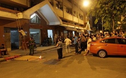 Buồn chuyện tình cảm, bác sĩ nhảy từ lầu 1 xuống đất tử vong