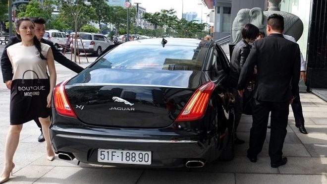 Lý Nhã Kỳ dùng xe sang Jaguar đón Xa Thi Mạn