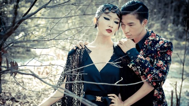 Trò cưng Hà Anh tone đen thanh lịch, tình tứ bên trai lạ