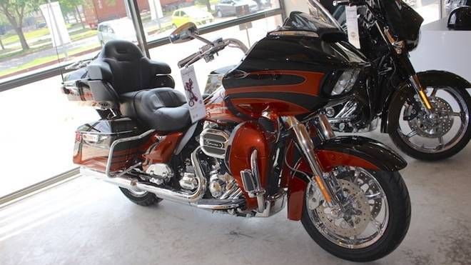 Harley Road Glide Ultra CVO giá gần 2 tỷ tại Việt Nam