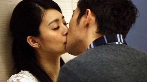 Phản ứng của 12 nàng khi bị 'cưỡng hôn'