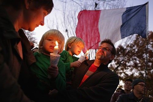 Cảnh sát tạm giữ bố và anh của nghi phạm vụ khủng bố Paris