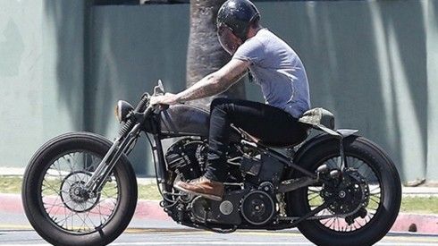 Quý tử nhà David Beckham tập lái xe bằng Rolls-Royce cổ