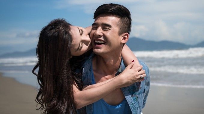 Thúy Diễm - Lương Thế Thành quấn quýt không rời trên biển