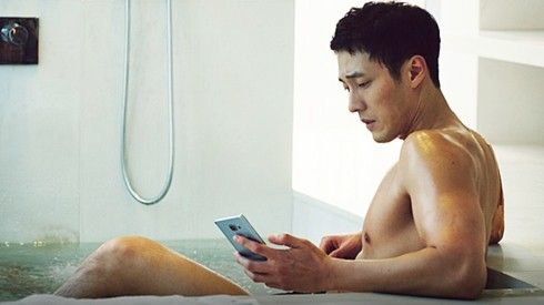 Phát sốt với màn cởi trần khoe thân của So Ji Sub
