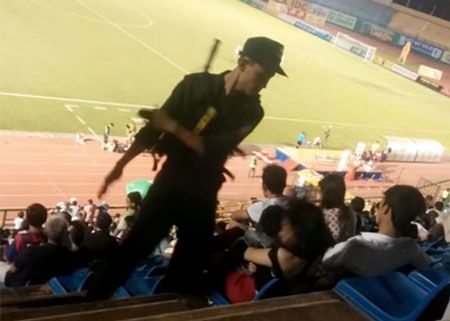 Cảnh sát cơ động tường trình vụ 'tát cô gái tại sân Gò Đậu'