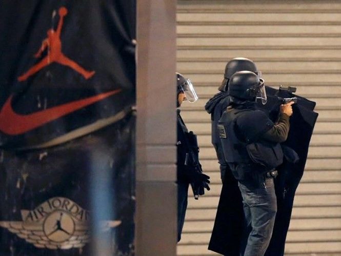 Đấu súng dữ dội ở ngoại ô Paris, Pháp quyết tâm bắt nghi phạm khủng bố