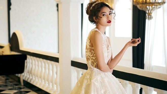 Bị hỏi chuyện chồng con, Lan Ngọc tự chụp hình cưới