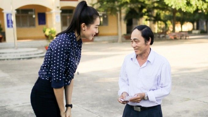 Á hậu Lệ Hằng giản dị tặng quà cho thầy cô ngày 20/11