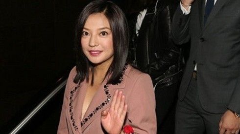 Triệu Vy trang phục già nua, lộ thân hình xuống dốc