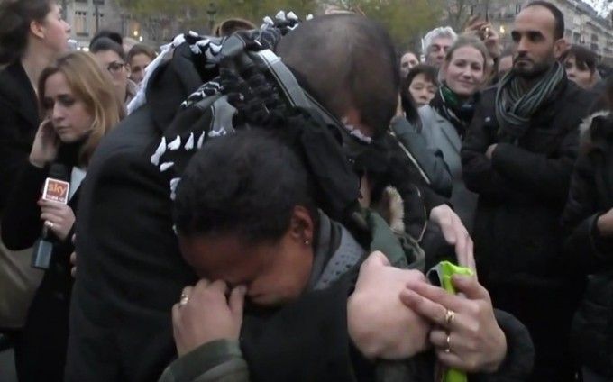 Nam thanh niên Hồi giáo được mọi người ôm hôn giữa Paris