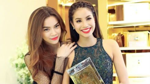 Lần đầu tiên 2 'siêu mỹ nhân' Hà Hồ, Phạm Hương gặp nhau