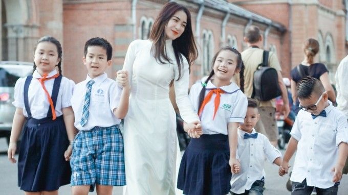 Hòa Minzy dạo phố cùng học trò ‘tí hon’ nhân ngày 20/11
