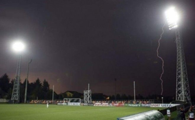 Đau xót cảnh cầu thủ bị sét đánh qua đời