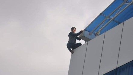 Đi cướp xong đến bệnh viện nhảy lầu tự tử.