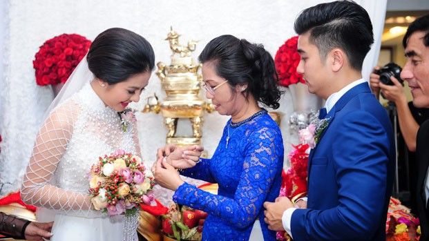 Vân Trang rạng ngời bên ông xã điển trai trong lễ đính hôn